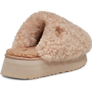 UGG Woman’s Maxi Curly Platform Slipper